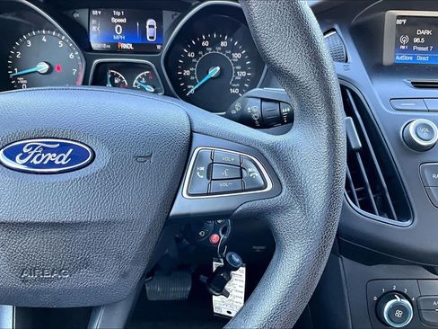 Used 2015 Ford Focus SE FWD image 25