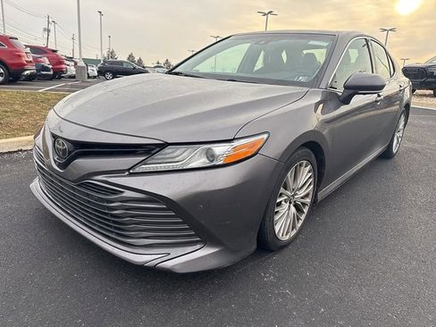 Used 2018 Toyota Camry XLE image 3