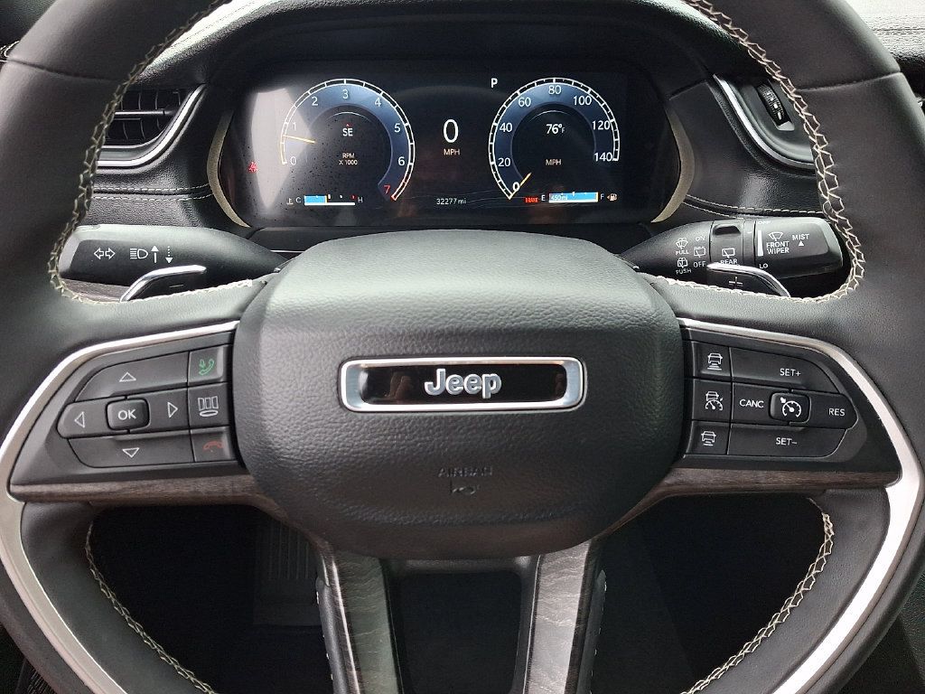 Used 2025 Jeep Grand Cherokee Limited w/ Luxury Tech Group II AWD/4WD image 25