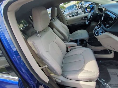 Used 2019 Chrysler Pacifica Touring-L w/ Tire & Wheel Group FWD image 34