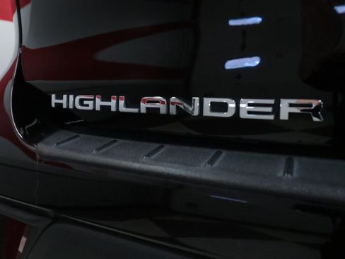 Used 2022 Toyota Highlander XLE image 30