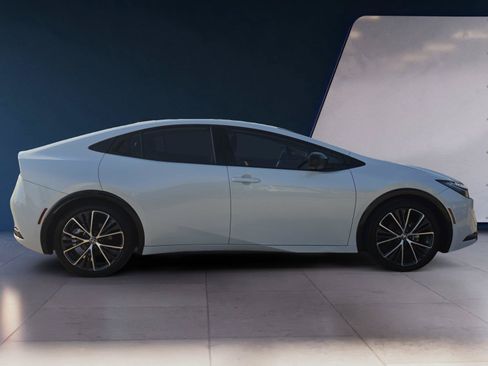Used 2025 Toyota Prius Limited w/ Limited Premium Package FWD image 6