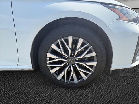 Used 2025 Nissan Altima 2.5 SV FWD image 11