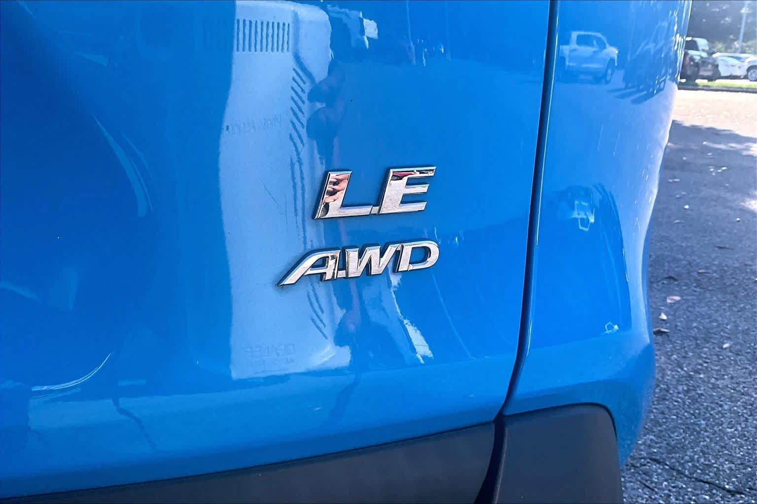 Used 2020 Toyota RAV4 LE w/ Carpet Mat Package AWD/4WD image 10