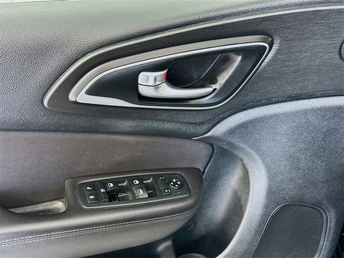 Used 2015 Chrysler 200 Limited image 16