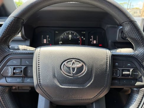 Certified 2025 Toyota Tacoma SR5 AWD/4WD image 35