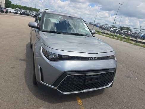 Used 2025 Kia Soul LX w/ LX Technology Package FWD image 3