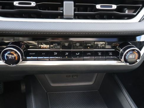 New 2026 Chevrolet Equinox LT w/ Convenience Package II FWD image 30