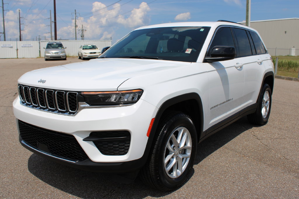 Used 2025 Jeep Grand Cherokee Laredo X RWD image 2