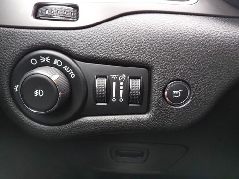 Used 2019 Jeep Cherokee Latitude Plus w/ Comfort/Convenience Group image 36