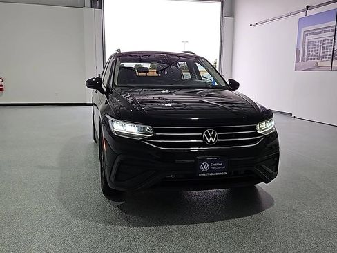 Certified 2024 Volkswagen Tiguan SE FWD image 2