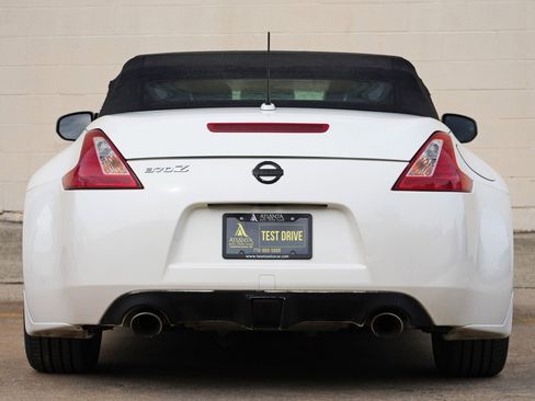 Used 2010 Nissan 370Z Touring RWD image 10