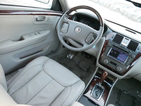 Used 2011 Cadillac DTS Premium image 9
