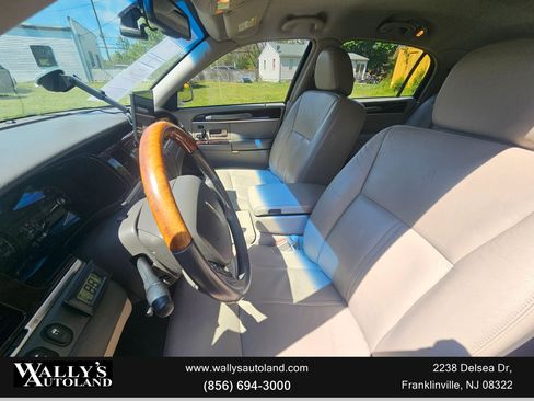 Used 2008 Lincoln Town Car Signature Limited RWD image 18