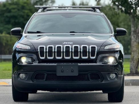 Used 2017 Jeep Cherokee Latitude AWD/4WD image 3