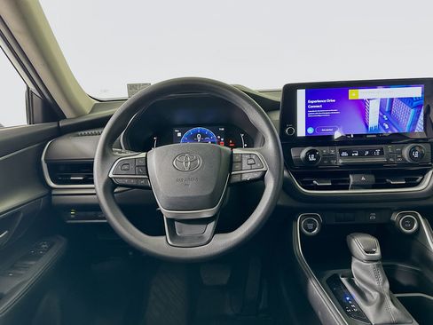 Used 2025 Toyota Grand Highlander AWD image 17