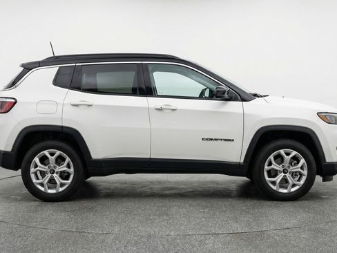 Used 2025 Jeep Compass Latitude AWD/4WD image 11