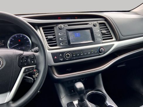 Used 2018 Toyota Highlander LE FWD image 7