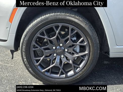 Used 2023 Jeep Grand Cherokee L Summit AWD/4WD image 10