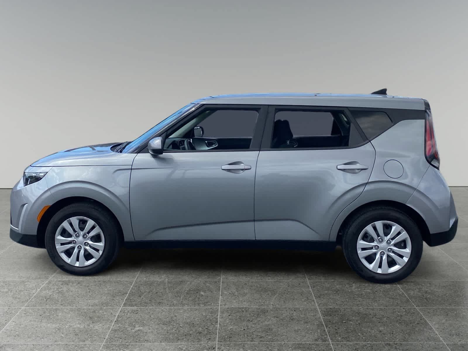 Used 2025 Kia Soul LX FWD image 2