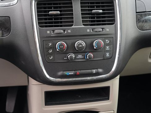 Used 2018 Dodge Grand Caravan SE w/ UConnect Hands-Free Group FWD image 23