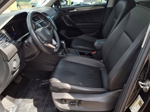 Used 2023 Volkswagen Tiguan SE w/ Panoramic Sunroof Package FWD image 16