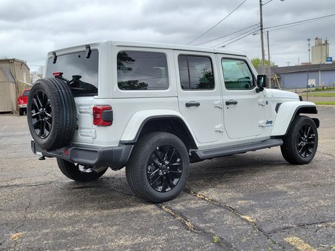 Used 2025 Jeep Wrangler Unlimited Sahara AWD/4WD image 4