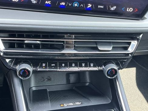 Certified 2025 Chevrolet Traverse LT FWD image 35