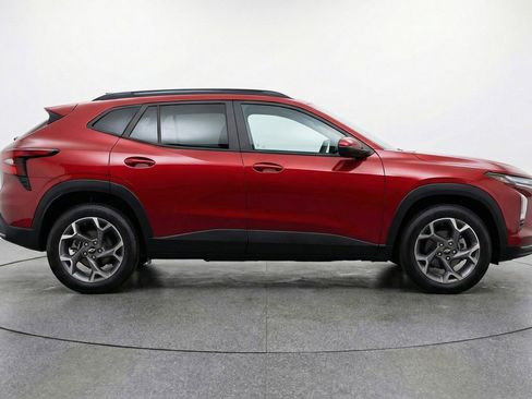 Used 2025 Chevrolet Trax LT FWD image 11