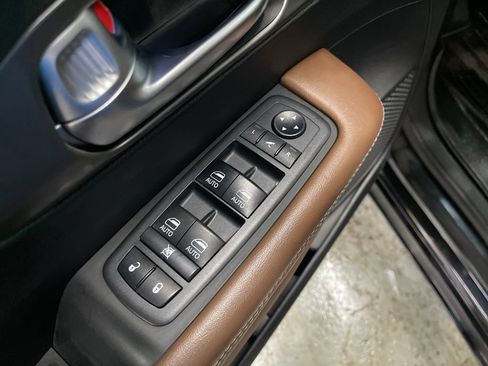 Used 2019 Chrysler Pacifica Limited w/ Advanced Safetytec Group FWD image 16