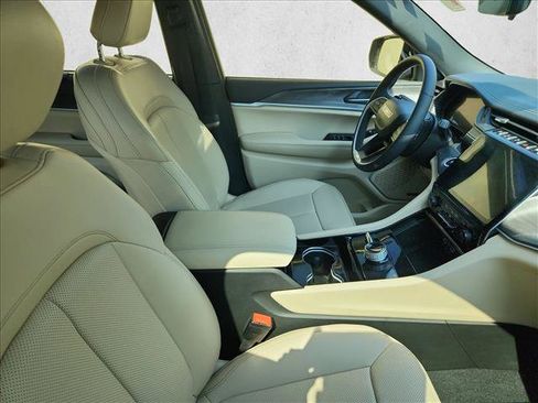 Used 2023 Jeep Grand Cherokee L Limited w/ Luxury Tech Group II AWD/4WD image 10