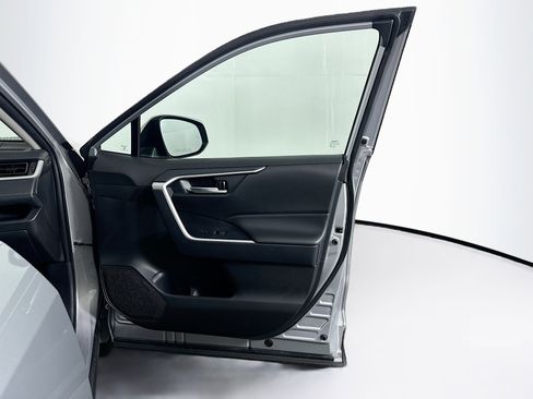Used 2025 Toyota RAV4 XLE FWD image 30
