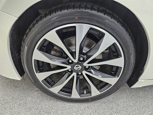 Used 2018 Nissan Maxima SR w/ Interior Lighting Package image 16