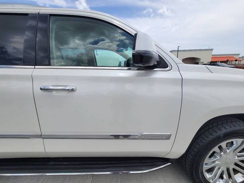 Used 2017 Cadillac Escalade 2WD image 25