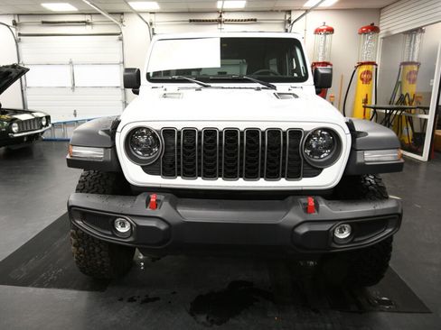 Used 2025 Jeep Wrangler Unlimited Rubicon image 3