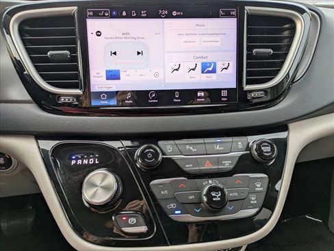 Used 2023 Chrysler Pacifica Touring-L FWD image 13