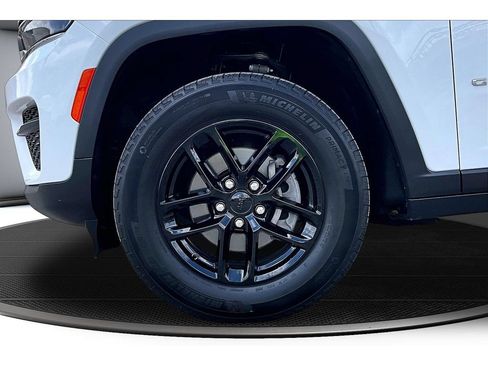 Certified 2024 Jeep Grand Cherokee Laredo AWD/4WD image 52