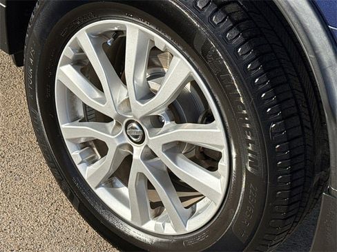 Used 2017 Nissan Rogue SV image 11