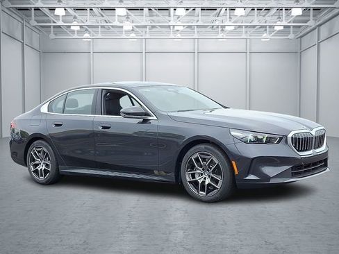 Certified 2026 BMW 530i xDrive w/ Premium Package AWD/4WD image 3