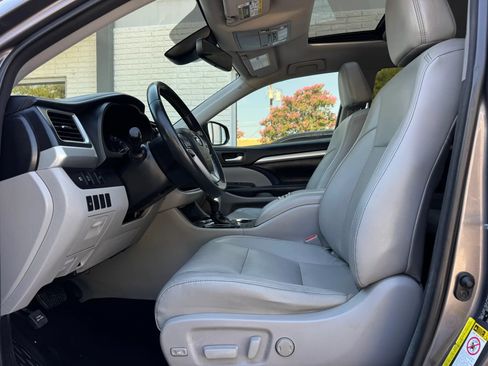 Used 2017 Toyota Highlander XLE FWD image 14