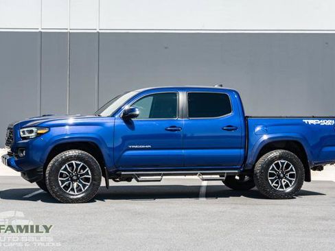 Used 2022 Toyota Tacoma TRD Sport w/ TRD Premium Sport Package image 3