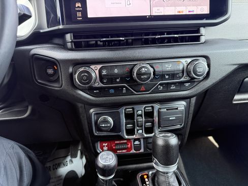 Used 2024 Jeep Wrangler Unlimited AWD/4WD image 18