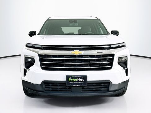 Used 2025 Chevrolet Traverse LT image 2