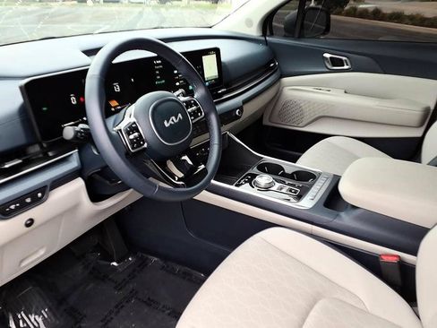Used 2025 Kia Carnival EX FWD image 15
