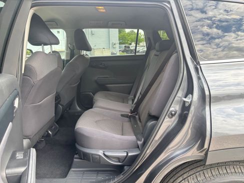 Used 2025 Toyota Highlander LE FWD image 27