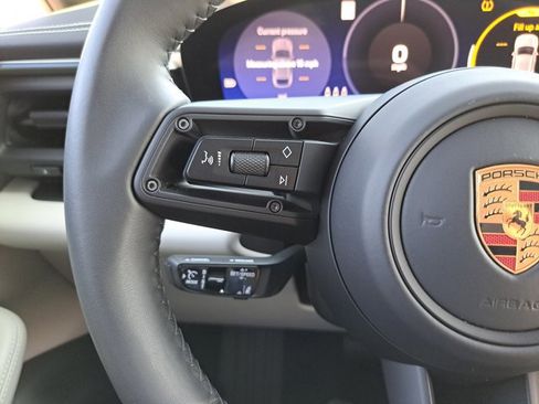 Certified 2025 Porsche Macan Electric image 31