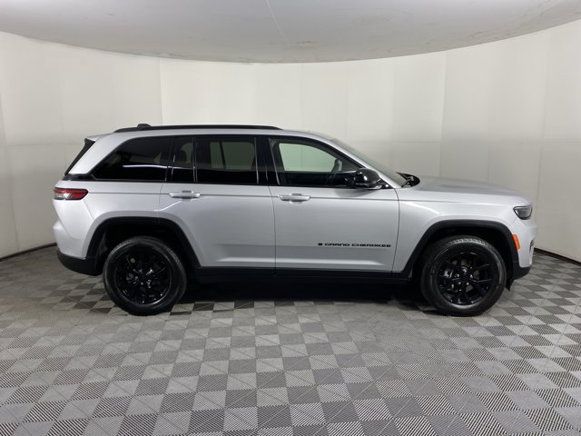 Used 2024 Jeep Grand Cherokee Altitude AWD/4WD image 7