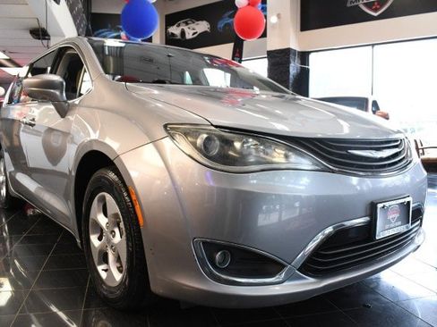 Used 2017 Chrysler Pacifica Touring Plus FWD image 3
