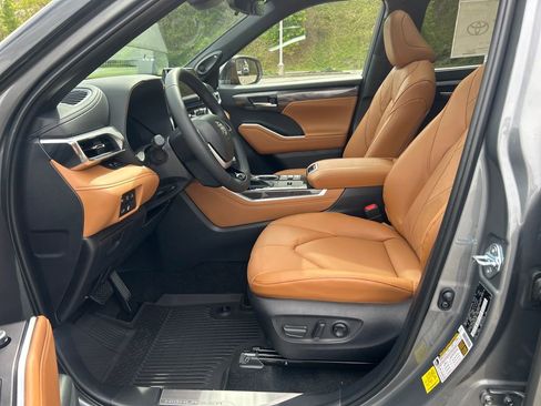 New 2026 Toyota Highlander Platinum AWD/4WD image 17