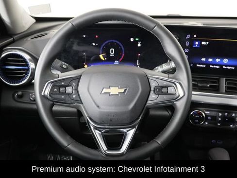 Used 2025 Chevrolet Trax LT w/ LT Convenience Package image 7